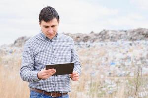 basura reciclaje concepto. hombre en basurero acuerdo el ambiente limpio. ecológico problemas. foto