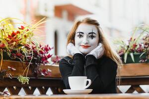 retrato de un mímica cómico. mímica niña en el calle foto