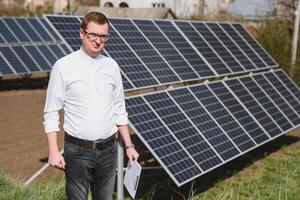 ingeniero. hombre cerca solar panel. trabajador con un carpeta. foto