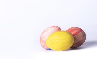 vistoso Pascua de Resurrección huevos aislado en blanco antecedentes con recorte camino. foto