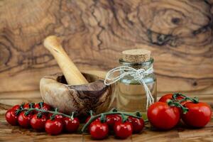 Fresco tomate vinagre en aceituna madera foto