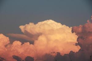 un grande nube formación es visto en el cielo foto