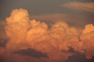 un grande nube formación es visto en el cielo foto