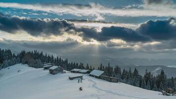 tijd vervallen van wolken Actie over- de bergen en de dorp van herders in winter. video