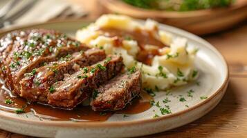 ai generado rebanado pastel de carne y machacado papas. comida a el restaurante. alta resolución. ai generativo foto