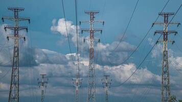 Elektrizität Pylone Wolke Zeitraffer Natur Energie Bahnhof elektrisch Stangen das Hintergrund von schön wolkig Himmel. Elektrizität Bahnhof elektrisch Leistung Pflanzen und Zeit Ablauf von Hochspannung Leistung Linien. video