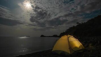 tijd vervallen van wolken en de maan Actie over- de baai en tent Aan de kusten van de middellandse Zee zee. vrijheid en reizen concept. video