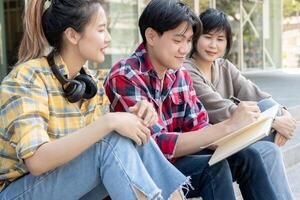 grupo asiático estudiante reunión equipo para trabajo proyecto. equipo contento estudiar en línea. leer libro en Universidad instalaciones. grupo en internacional Asia universidad. educación, estudiar, escuela, colega, graduación foto