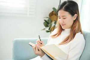 inspiración, escritora, escritura, creativa, recreación para imaginar, hermosa mujer joven atractiva de asia escribiendo ideas en un cuaderno, lista de tareas, buen trabajo de pensamiento, periodista, elegante, imagen de ensueño, relajarse foto