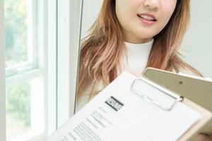 hermosa mujer preparando antes de trabajo entrevista, edificio confianza, trabajo solicitantes currículum a posición vacantes, encontrar humano. humano recurso, letras, competencia, nuevo graduado, mirando para trabajo foto