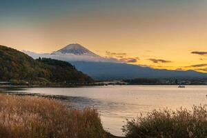 montar fuji a lago kawaguchi en el noche puesta de sol. monte fujisan en fujikawaguchiko, yamanashi, Japón. punto de referencia para turistas atracción. Japón viajar, destino, vacaciones y montar fuji día concepto foto