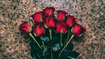 ai generado imagen hermosa rojo rosas ramo de flores en contra granito antecedentes foto