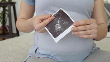 moderno tecnologias para monitoramento gravidez. determinando gênero do a criança de ultrassom. a primeiro fetal foto do a por nascer criança video