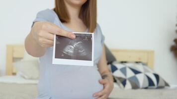 moderno tecnologias para monitoramento gravidez. determinando gênero do a criança de ultrassom. a primeiro fetal foto do a por nascer criança video