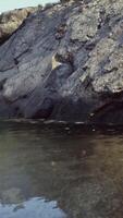 felsig Cliff mit Blick auf Körper von Wasser im Portugal video