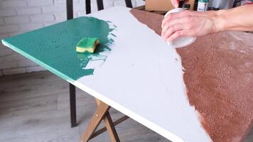 getalenteerd vrouw artiest werken Aan haar schilderij Aan groot canvas. hedendaags schilder creëren abstract modern kunst video