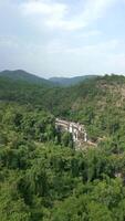 fiaba cascata nel il nord di Tailandia nel chiang Mai Provincia. video