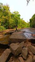 fpv av kvinna praxis yoga förbi de flod i tropisk regnskog, thailand video