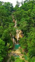 Fantastisk vattenfall och tropisk grön skog i laos. video