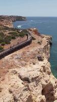 vertical vídeo do marinha dentro Algarve Portugal aéreo Visão video