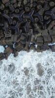 vertical vídeo de fuerte olas explotando en el muelle video