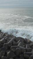 verticale vidéo de fort vagues exploser sur le jetée video