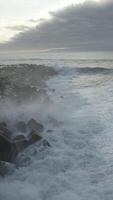 verticale vidéo de fort vagues exploser sur le jetée video