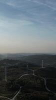 Vertikale Video von Windmühlen im das Berge Antenne Aussicht