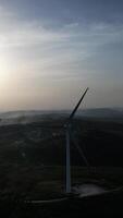 Vertikale Video von Windmühlen im das Berge Antenne Aussicht