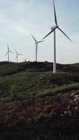 verticale vidéo de Moulins à vent dans le montagnes aérien vue video