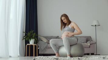 zwanger vrouw sportkleding fitball gezondheidszorg geschiktheid video