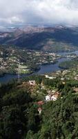 verticaal video van mooi natuur van Portugal antenne visie