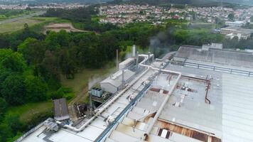 aéreo Visão do industrial fábrica chaminé fumaça video