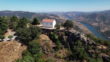 vliegend over- mooi natuur landschap in douro vallei regio Portugal video