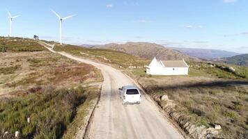 aereo Visualizza di montagna mulini a vento nel fafe, Portogallo video