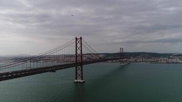 25 de abril ponte sobre rio tejo dentro Portugal aéreo Visão video