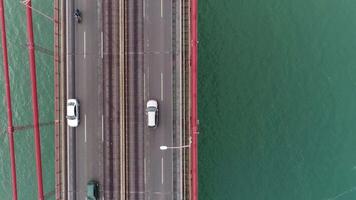 25 de abril ponte al di sopra di fiume tejo nel Portogallo aereo Visualizza video