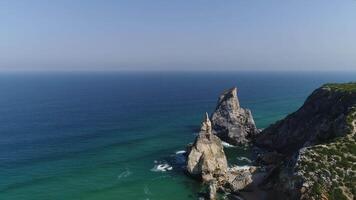 aérien vue de Ursa plage dans sintra le Portugal video