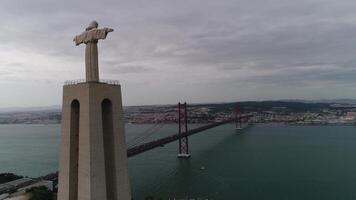 antenn video av kung christ i almada lisboa portugal