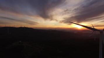 Puissance vent turbines dans le montagnes à le coucher du soleil aérien vue video