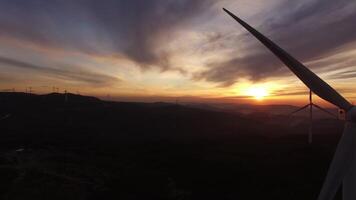 poder vento turbinas dentro a montanhas às pôr do sol aéreo Visão video