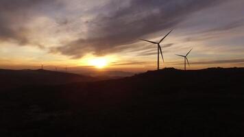 Leistung Wind Turbinen im das Berge beim Sonnenuntergang Antenne Aussicht video