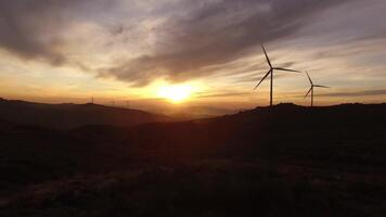 Leistung Wind Turbinen im das Berge beim Sonnenuntergang Antenne Aussicht video