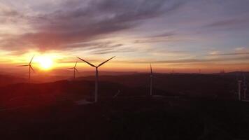 energia vento turbine nel il montagne a tramonto aereo Visualizza video