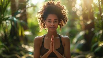 ai generado mujer sentado en yoga posición en bosque foto