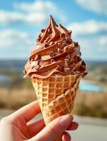 ai generado humano mano sostiene chocolate hielo crema cono con azul cielo antecedentes , ai generado foto