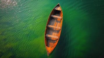 ai generado pequeño blanco barco flotante en lago foto