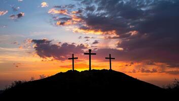 ai generado Tres cruces en calvario a puesta de sol foto