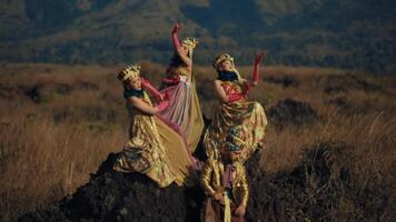 Trois gens dans élaborer costumes posant dramatiquement sur une robuste paysage video