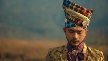 retrato de un hombre en tradicional real atuendo con un estampado turbante, simbolizando cultural herencia. video